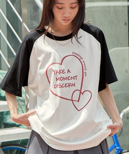 MONO-MART(モノマート)の「モチーフプリントTシャツ/FLOWER&HEART(Tシャツ/カットソー・レディース・オフホワイト/グレー系1/オートミール/ホワイト系1/アイボリー・FREE)」の3枚目の写真
