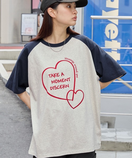MONO-MART(モノマート)の「モチーフプリントTシャツ/FLOWER&HEART(Tシャツ/カットソー・レディース・オフホワイト/グレー系1/オートミール/ホワイト系1/アイボリー・FREE)」の4枚目の写真