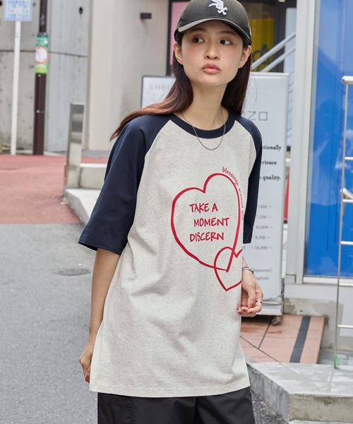 MONO-MART(モノマート)の「モチーフプリントTシャツ/FLOWER&HEART(Tシャツ/カットソー・レディース・オフホワイト/グレー系1/オートミール/ホワイト系1/アイボリー・FREE)」の17枚目の写真
