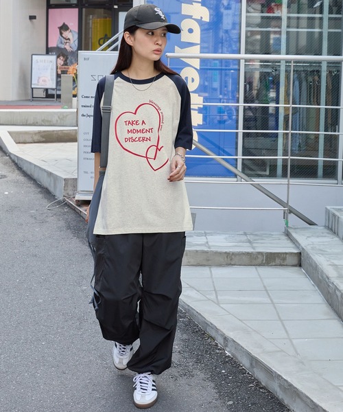 MONO-MART(モノマート)の「モチーフプリントTシャツ/FLOWER&HEART(Tシャツ/カットソー・レディース・オフホワイト/グレー系1/オートミール/ホワイト系1/アイボリー・FREE)」の7枚目の写真