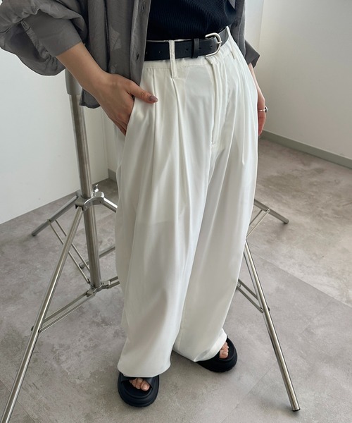 apres jour mignon（アプレジュールミニョン）の「スラックスパンツ【ZOZOTOWN限定アイテム】（スラックス・レディース・オフホワイト/チャコールグレー/ブルー系その他/イエロー/パープル/ブラック/ピンク・MEDIUM/X-LARGE/SMALL）」の2枚目の写真