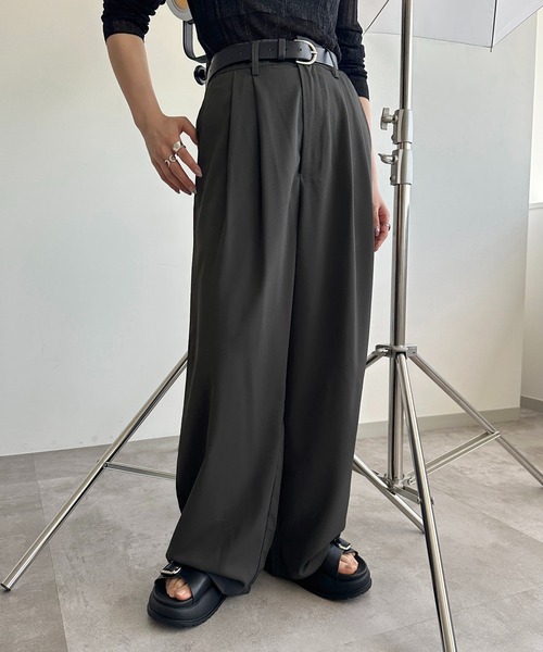 apres jour mignon（アプレジュールミニョン）の「スラックスパンツ【ZOZOTOWN限定アイテム】（スラックス・レディース・オフホワイト/チャコールグレー/ブルー系その他/イエロー/パープル/ブラック/ピンク・MEDIUM/X-LARGE/SMALL）」の4枚目の写真