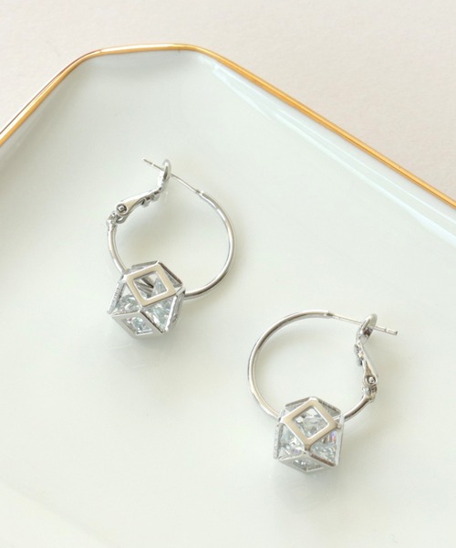 Three Four Time(スリーフォータイム)の「キュービックインフープピアス(ピアス(両耳用)・レディース・シルバー/ゴールド/ピンクゴールド・FREE)」の4枚目の写真