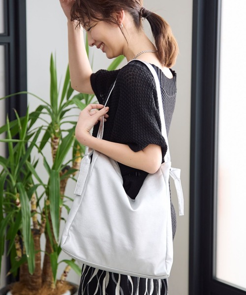 LEPSIM（レプシィム）の「フェイクレザーメタリックハンドルショルダー　113000（ショルダーバッグ・レディース・シルバー/アイボリー/ブラック・ONE SIZE）」の3枚目の写真