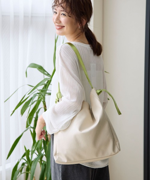 LEPSIM（レプシィム）の「フェイクレザーメタリックハンドルショルダー　113000（ショルダーバッグ・レディース・シルバー/アイボリー/ブラック・ONE SIZE）」の6枚目の写真