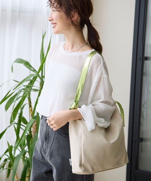 LEPSIM（レプシィム）の「フェイクレザーメタリックハンドルショルダー　113000（ショルダーバッグ・レディース・シルバー/アイボリー/ブラック・ONE SIZE）」の7枚目の写真