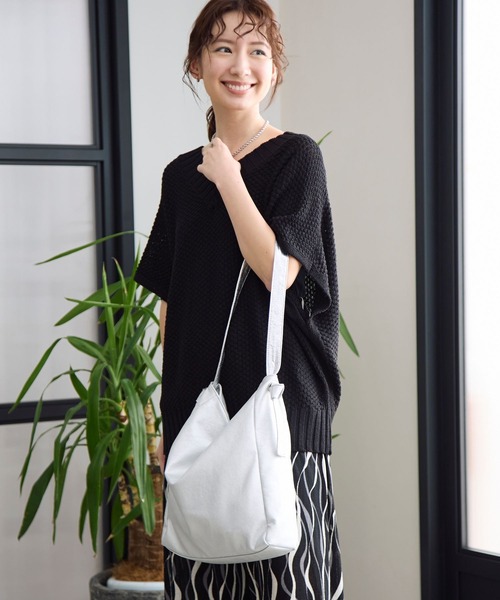 LEPSIM（レプシィム）の「フェイクレザーメタリックハンドルショルダー　113000（ショルダーバッグ・レディース・シルバー/アイボリー/ブラック・ONE SIZE）」の16枚目の写真