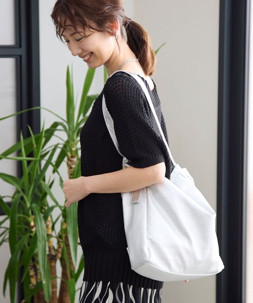 LEPSIM（レプシィム）の「フェイクレザーメタリックハンドルショルダー　113000（ショルダーバッグ・レディース・シルバー/アイボリー/ブラック・ONE SIZE）」の17枚目の写真