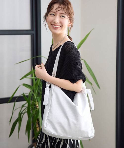 LEPSIM（レプシィム）の「フェイクレザーメタリックハンドルショルダー　113000（ショルダーバッグ・レディース・シルバー/アイボリー/ブラック・ONE SIZE）」の18枚目の写真