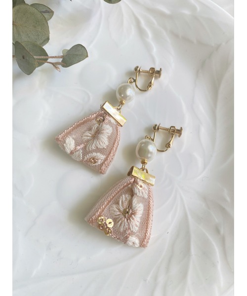 tone（トーン）の「【Hi-na】刺繍リボンタッセル×バロックパール　イヤリング(MA)（イヤリング・レディース・ベージュ/ブラック/グレー・FREE）」の9枚目の写真