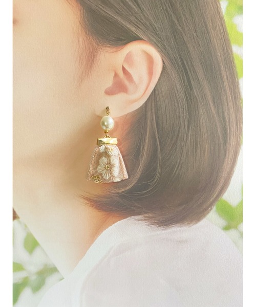 tone（トーン）の「【Hi-na】刺繍リボンタッセル×バロックパール　イヤリング(MA)（イヤリング・レディース・ベージュ/ブラック/グレー・FREE）」の8枚目の写真