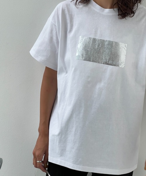 y/m by Yukie（イムバイユキエ）の「オーバーサイズ箔プリントTシャツ（Tシャツ/カットソー・レディース・オフホワイト・FREE）」の6枚目の写真