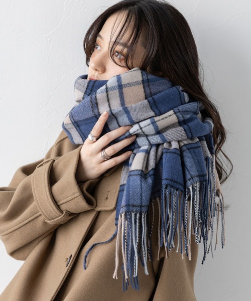 RAGEBLUE（レイジブルー）の「【UNISEX】カシミヤタッチ/チェックマフラー（マフラー・レディース・オフホワイト/ブルー/ネイビー・FREE）」の3枚目の写真