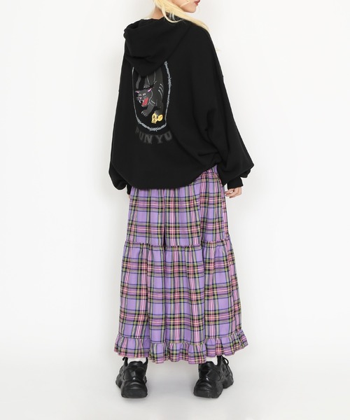 PUNYUS（プニュズ）の「ブラックパンサービッグスウェットパーカー（パーカー・レディース・ブラック/レッド・3/4）」の11枚目の写真