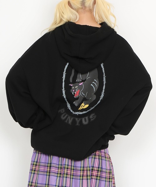 PUNYUS（プニュズ）の「ブラックパンサービッグスウェットパーカー（パーカー・レディース・ブラック/レッド・3/4）」の14枚目の写真