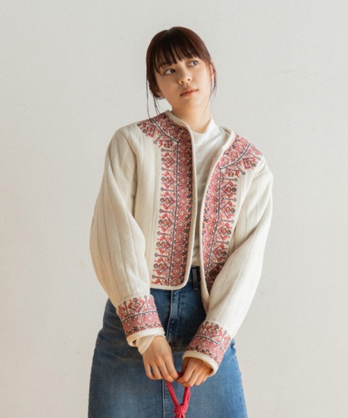 AMERICAN RAG CIE（アメリカンラグシー）の「LEIN  襟ぐり刺繍裏ボアキルトジャケット（ノーカラージャケット・レディース・オフホワイト/ブラック・FREE）」の2枚目の写真