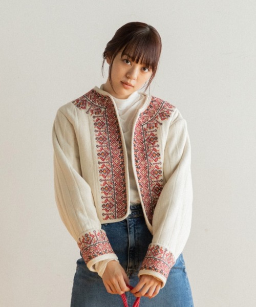 AMERICAN RAG CIE（アメリカンラグシー）の「LEIN  襟ぐり刺繍裏ボアキルトジャケット（ノーカラージャケット・レディース・オフホワイト/ブラック・FREE）」の7枚目の写真