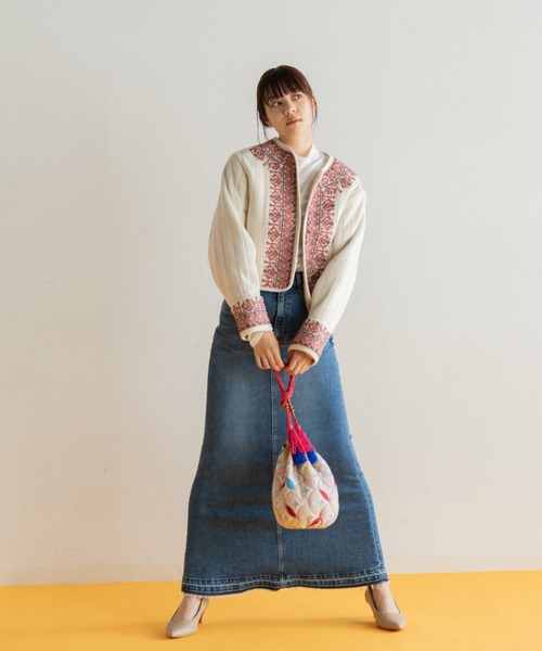 AMERICAN RAG CIE（アメリカンラグシー）の「LEIN  襟ぐり刺繍裏ボアキルトジャケット（ノーカラージャケット・レディース・オフホワイト/ブラック・FREE）」の4枚目の写真