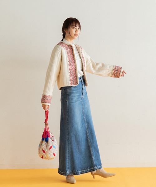 AMERICAN RAG CIE（アメリカンラグシー）の「LEIN  襟ぐり刺繍裏ボアキルトジャケット（ノーカラージャケット・レディース・オフホワイト/ブラック・FREE）」の5枚目の写真