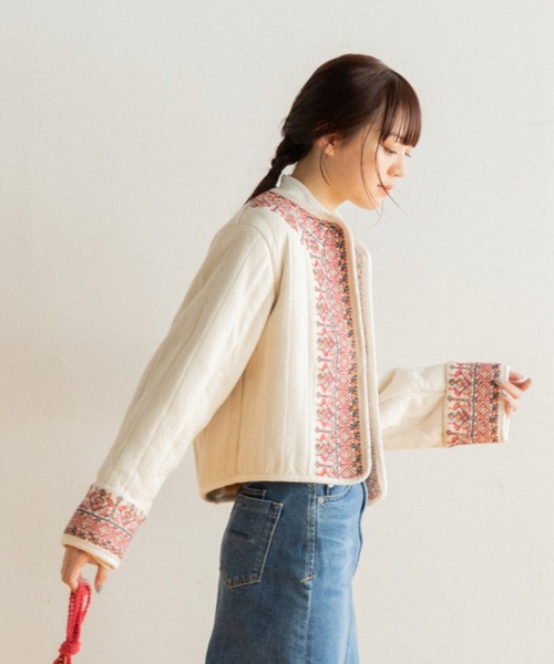 AMERICAN RAG CIE（アメリカンラグシー）の「LEIN  襟ぐり刺繍裏ボアキルトジャケット（ノーカラージャケット・レディース・オフホワイト/ブラック・FREE）」の8枚目の写真