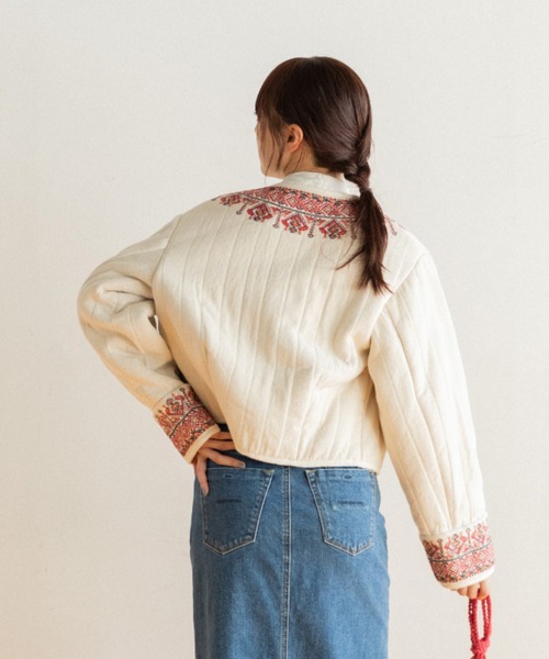 AMERICAN RAG CIE（アメリカンラグシー）の「LEIN  襟ぐり刺繍裏ボアキルトジャケット（ノーカラージャケット・レディース・オフホワイト/ブラック・FREE）」の9枚目の写真