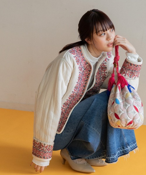 AMERICAN RAG CIE（アメリカンラグシー）の「LEIN  襟ぐり刺繍裏ボアキルトジャケット（ノーカラージャケット・レディース・オフホワイト/ブラック・FREE）」の10枚目の写真