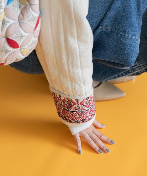 AMERICAN RAG CIE（アメリカンラグシー）の「LEIN  襟ぐり刺繍裏ボアキルトジャケット（ノーカラージャケット・レディース・オフホワイト/ブラック・FREE）」の12枚目の写真