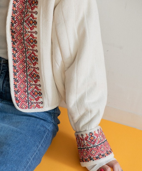 AMERICAN RAG CIE（アメリカンラグシー）の「LEIN  襟ぐり刺繍裏ボアキルトジャケット（ノーカラージャケット・レディース・オフホワイト/ブラック・FREE）」の13枚目の写真