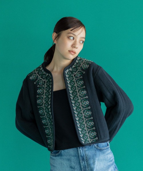 AMERICAN RAG CIE（アメリカンラグシー）の「LEIN  襟ぐり刺繍裏ボアキルトジャケット（ノーカラージャケット・レディース・オフホワイト/ブラック・FREE）」の18枚目の写真