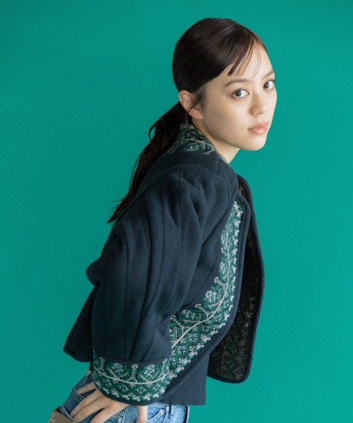 AMERICAN RAG CIE（アメリカンラグシー）の「LEIN  襟ぐり刺繍裏ボアキルトジャケット（ノーカラージャケット・レディース・オフホワイト/ブラック・FREE）」の19枚目の写真