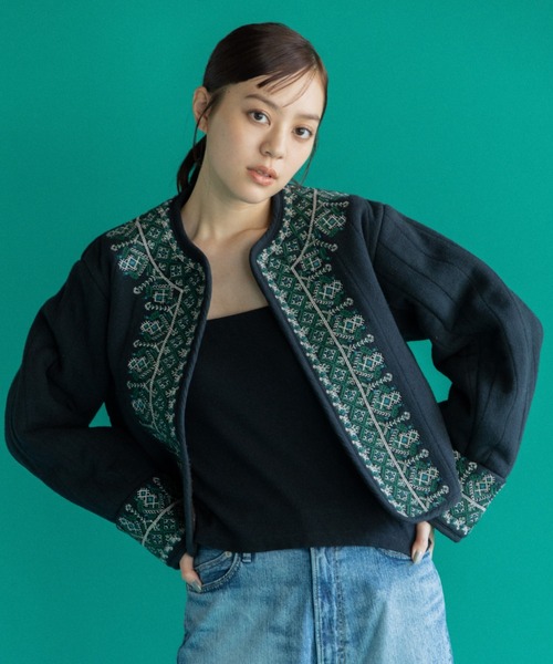 AMERICAN RAG CIE（アメリカンラグシー）の「LEIN  襟ぐり刺繍裏ボアキルトジャケット（ノーカラージャケット・レディース・オフホワイト/ブラック・FREE）」の17枚目の写真