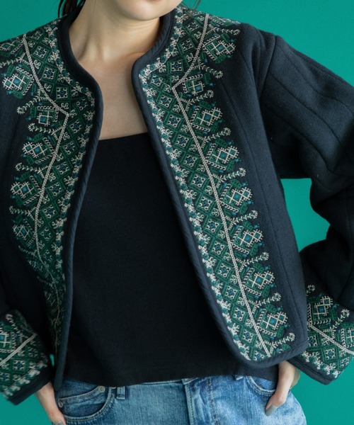 AMERICAN RAG CIE（アメリカンラグシー）の「LEIN  襟ぐり刺繍裏ボアキルトジャケット（ノーカラージャケット・レディース・オフホワイト/ブラック・FREE）」の22枚目の写真