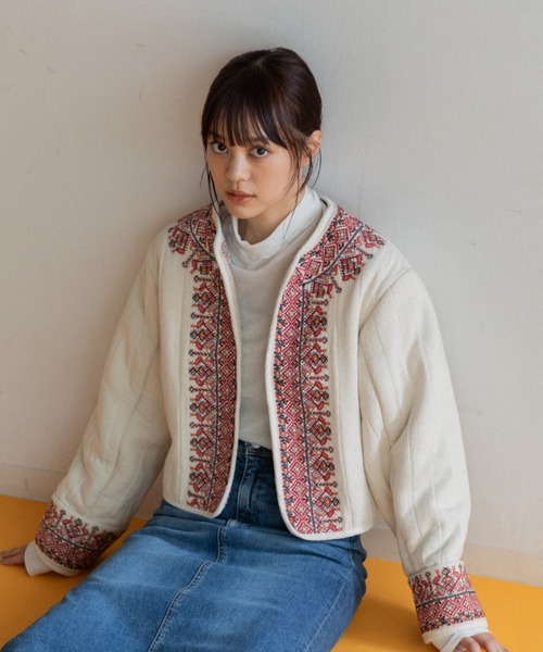 AMERICAN RAG CIE（アメリカンラグシー）の「LEIN  襟ぐり刺繍裏ボアキルトジャケット（ノーカラージャケット・レディース・オフホワイト/ブラック・FREE）」の11枚目の写真