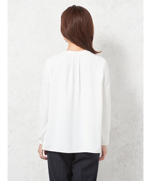 HARUYAMA（ハルヤマ）の「【ウォッシャブル】ブラウス 長袖 クルーネックプルオーバータックブラウス 透けにくい ストレッチ 無地 SOFFICE（シャツ/ブラウス・レディース・ベージュ/オフホワイト/ライトピンク/サックスブルー・S/M/L/LL）」の6枚目の写真