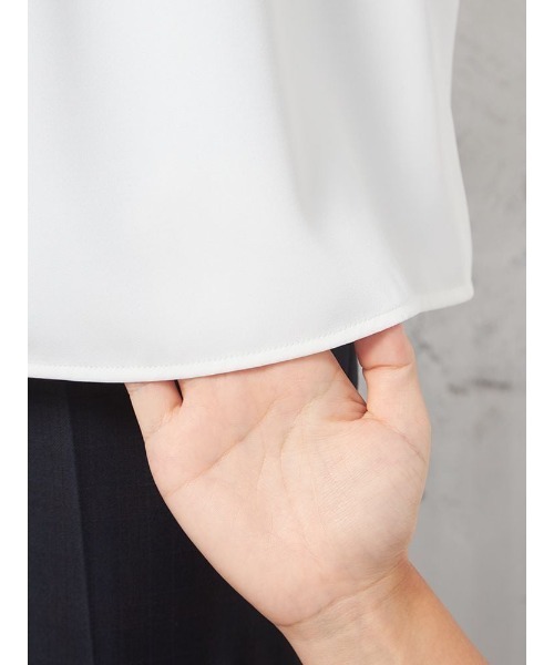 HARUYAMA（ハルヤマ）の「【ウォッシャブル】ブラウス 長袖 クルーネックプルオーバータックブラウス 透けにくい ストレッチ 無地 SOFFICE（シャツ/ブラウス・レディース・ベージュ/オフホワイト/ライトピンク/サックスブルー・S/M/L/LL）」の14枚目の写真