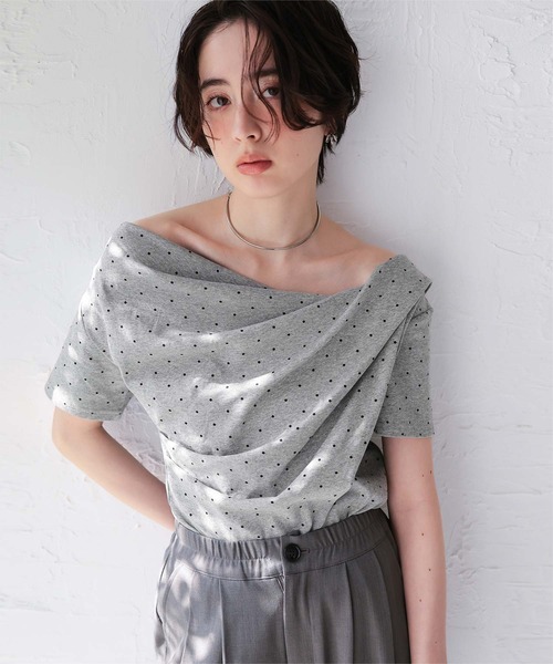 titivate(ティティベイト)の「オフショルダーハーフスリーブTシャツ(Tシャツ/カットソー・レディース・オリーブ/オレンジ/ネイビー/ブラック/杢グレー/オフホワイト/グレー系その他/ベージュ/ドット・L/M/S)」の5枚目の写真