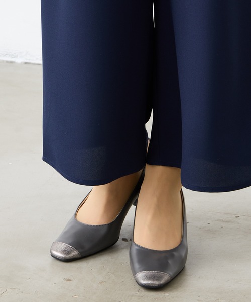 AIMER(エメ)の「スクエアトゥコンビネーションパンプス(パンプス・レディース・ベージュ/グレー・22.5cm/23.5cm/24.5cm)」の16枚目の写真