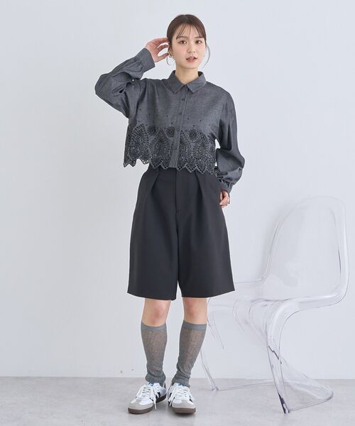 earth music&ecology(アースミュージックアンドエコロジー)の「スカラップトリムシャツ(シャツ/ブラウス・レディース・ブラック/オフホワイト/ブルー・FREE)」の6枚目の写真