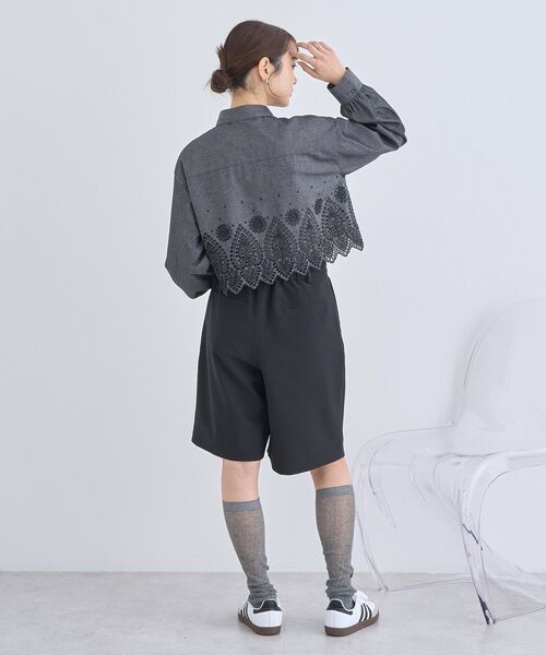 earth music&ecology(アースミュージックアンドエコロジー)の「スカラップトリムシャツ(シャツ/ブラウス・レディース・ブラック/オフホワイト/ブルー・FREE)」の8枚目の写真