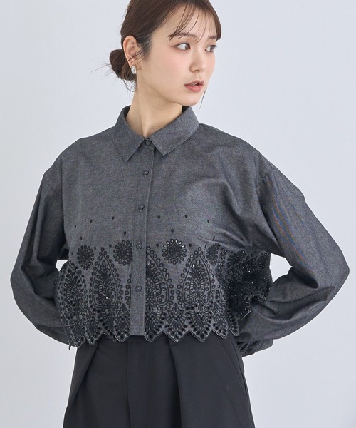 earth music&ecology(アースミュージックアンドエコロジー)の「スカラップトリムシャツ(シャツ/ブラウス・レディース・ブラック/オフホワイト/ブルー・FREE)」の2枚目の写真