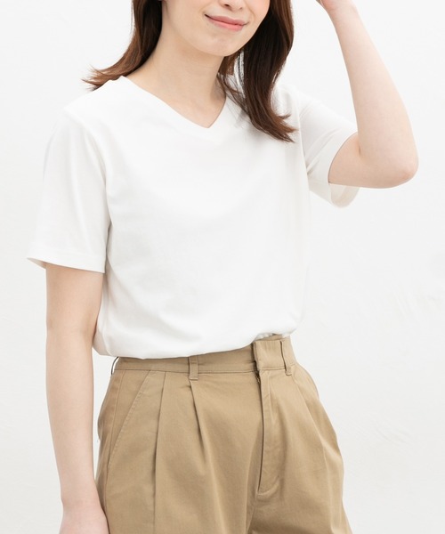 Honeys(ハニーズ)の「【ハニさら・接触冷感・UVカット】きれいめVネックTシャツ(Tシャツ/カットソー・レディース・カーキ/ブラック/オフホワイト/ブルー/スミクロ/モカ・L/LL/M/S)」の2枚目の写真