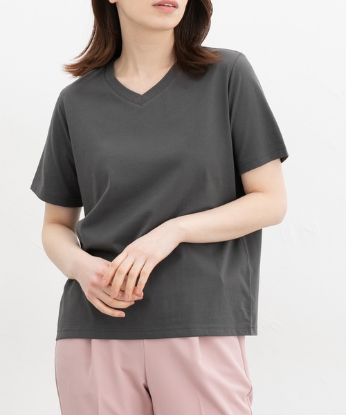 Honeys(ハニーズ)の「【ハニさら・接触冷感・UVカット】きれいめVネックTシャツ(Tシャツ/カットソー・レディース・カーキ/ブラック/オフホワイト/ブルー/スミクロ/モカ・L/LL/M/S)」の3枚目の写真