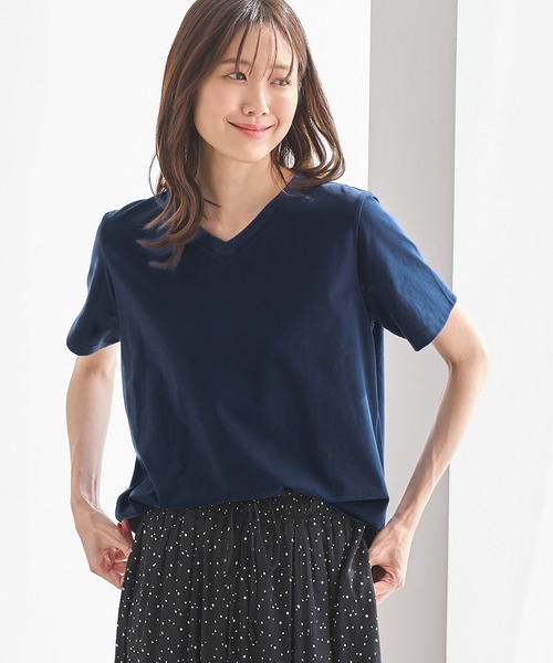 Honeys(ハニーズ)の「【ハニさら・接触冷感・UVカット】きれいめVネックTシャツ(Tシャツ/カットソー・レディース・カーキ/ブラック/オフホワイト/ブルー/スミクロ/モカ・L/LL/M/S)」の6枚目の写真