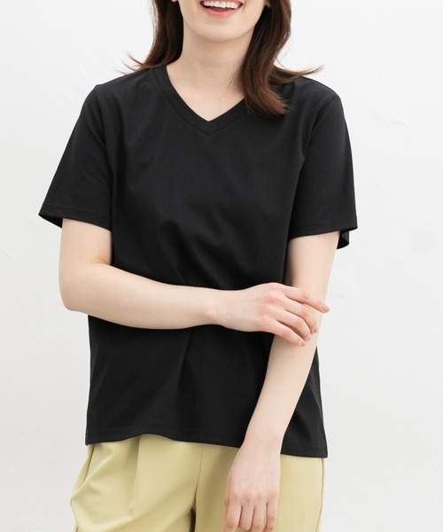 Honeys(ハニーズ)の「【ハニさら・接触冷感・UVカット】きれいめVネックTシャツ(Tシャツ/カットソー・レディース・カーキ/ブラック/オフホワイト/ブルー/スミクロ/モカ・L/LL/M/S)」の1枚目の写真
