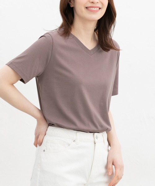 Honeys(ハニーズ)の「【ハニさら・接触冷感・UVカット】きれいめVネックTシャツ(Tシャツ/カットソー・レディース・カーキ/ブラック/オフホワイト/ブルー/スミクロ/モカ・L/LL/M/S)」の4枚目の写真