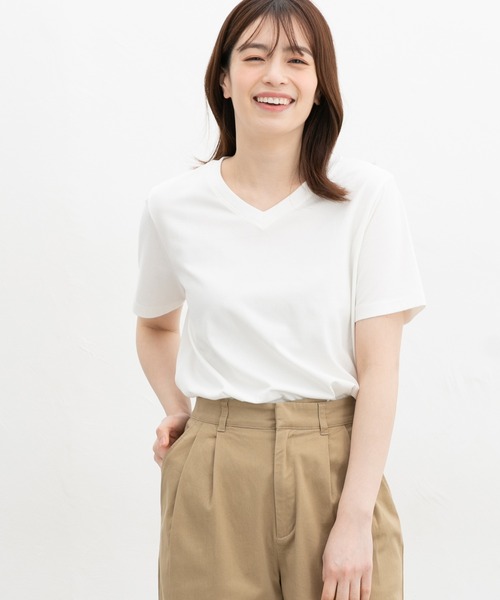 Honeys(ハニーズ)の「【ハニさら・接触冷感・UVカット】きれいめVネックTシャツ(Tシャツ/カットソー・レディース・カーキ/ブラック/オフホワイト/ブルー/スミクロ/モカ・L/LL/M/S)」の9枚目の写真