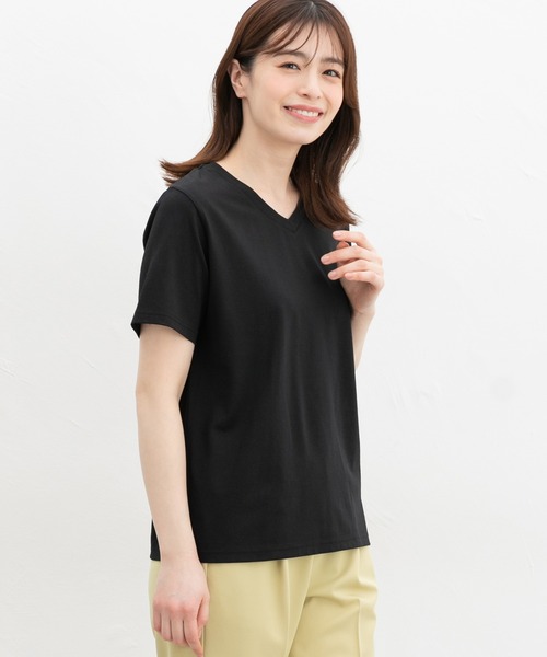 Honeys(ハニーズ)の「【ハニさら・接触冷感・UVカット】きれいめVネックTシャツ(Tシャツ/カットソー・レディース・カーキ/ブラック/オフホワイト/ブルー/スミクロ/モカ・L/LL/M/S)」の11枚目の写真