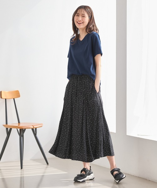 Honeys(ハニーズ)の「【ハニさら・接触冷感・UVカット】きれいめVネックTシャツ(Tシャツ/カットソー・レディース・カーキ/ブラック/オフホワイト/ブルー/スミクロ/モカ・L/LL/M/S)」の12枚目の写真