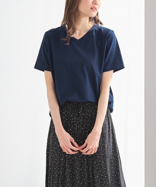 Honeys(ハニーズ)の「【ハニさら・接触冷感・UVカット】きれいめVネックTシャツ(Tシャツ/カットソー・レディース・カーキ/ブラック/オフホワイト/ブルー/スミクロ/モカ・L/LL/M/S)」の13枚目の写真