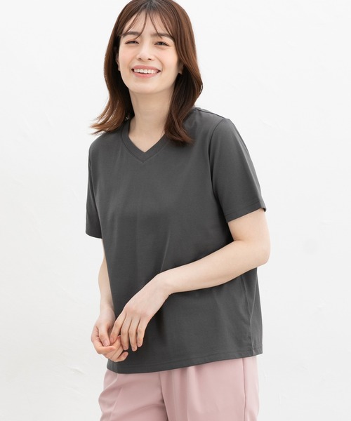 Honeys(ハニーズ)の「【ハニさら・接触冷感・UVカット】きれいめVネックTシャツ(Tシャツ/カットソー・レディース・カーキ/ブラック/オフホワイト/ブルー/スミクロ/モカ・L/LL/M/S)」の14枚目の写真